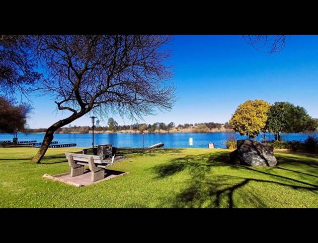 2 BEDROOM APARTMENT FOR SALE IN VANDERBIJLPARK SW 5